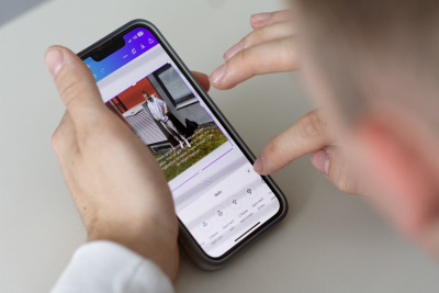 Schüler tippt auf Smartphone