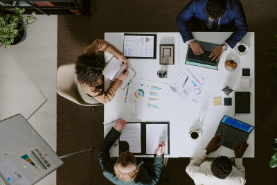 Besprechungsteam an Konferenztisch