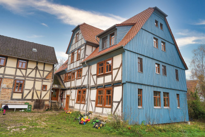 Frontalansicht des energieeffizienten Bauernhofs des Lossehof e.V.