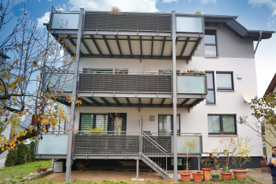 Rückansicht des energetisch modernisierten Mehrfamilienhauses der Familien Wenz und Voss.