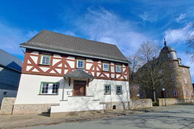 Frontalansicht des energieeffizienten Kulturdenkmals der Familie Nimetz.