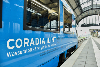 Blauer wasserstoffbetriebener Zug im Bahnhof Wiesbaden.