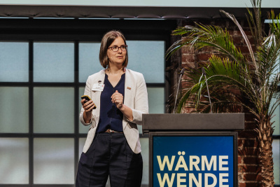 Wärmewende Forum Hessen: Frau hält einen Vortrag auf einer Bühne.