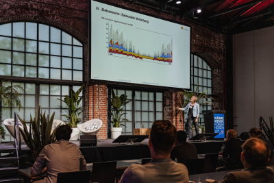 Wärmewende Forum Hessen: Vortrag mit Wärmechart auf der Videoleinwand.