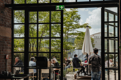 Wärmewende Forum Hessen: Personen sitzen auf einer Terrasse beim Mittagessen.