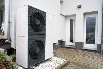 Rückseite des Hauses mit Wärmetauscher und dreifachverglasten Fenstern.