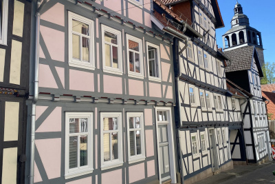 Frontalansicht des energieeffizienten Fachwerkhauses der Familie Tux.