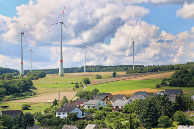 AdobeStock-Foto_Kara_170742567_Landschaft mit 5 Windräder
