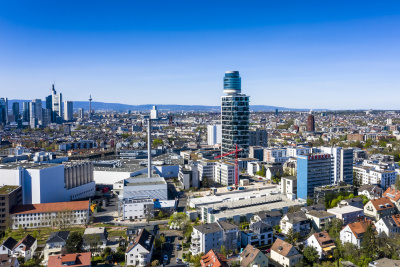 Blick auf den Henninger Turm in Frankfurt mit der Skyline im Hintergrund