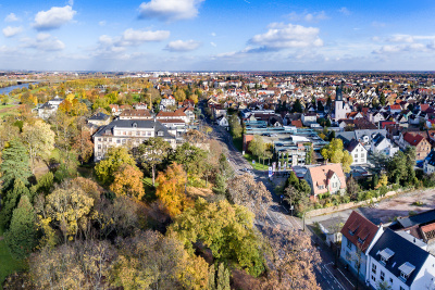 Die Stadt Rüsselsheim am Main, Luftbildaufnahme.