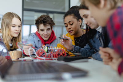 Jugendliche, die an einem Technik-Projekt arbeiten, um einen Einblick in Energiewende Berufe zu erhalten