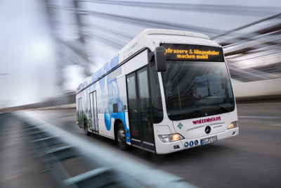 Wasserstoffbetriebener Bus der Firma Winzenhöler Hosan fährt über eine Brücke.