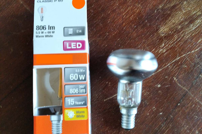 Das Foto zeigt eine LED-Lampe plus ihre Verpackung auf der man die maßgeblichen Angaben zur Lampe erkennt