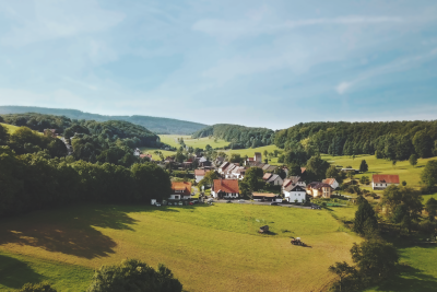 Luftbild auf das Dorf Weissenbach mit umgebender Landschaft.