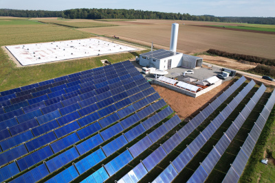 Drohnenaufnahme vom Solarthermiefeld und dem abgedeckten Erdbeckenspeicher in Bracht