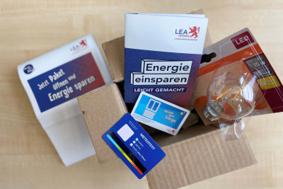 Inhalt des hessischen Energieeinsparpakets: Eine Broschüre, eine LED-Lampe sowie ein Thermo-Hygrometer.