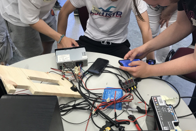 Jugendliche die an einem Technik-Projekt zur Berufsorientierung teilnehmen