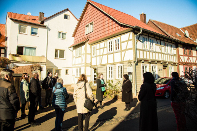 Die Arbeitsgruppe Fachliche Fragen in der Denkmalpflege im Deutschen Nationalkomitee für Denkmalschutz (DNK) besucht das Fachwerkmusterhaus in Wanfried im März 2022.