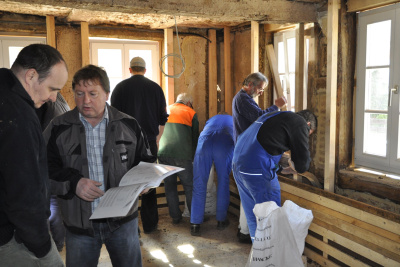 Im Mitmachseminar wird die Innendämmung durch Handwerker und Privatleute mit den ökologischen Baustoffen ausgeführt.