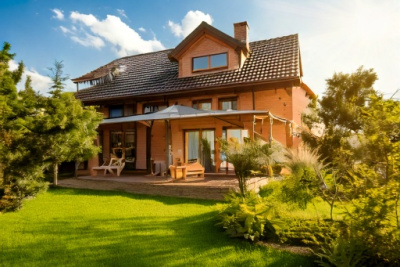 Haus in sommerlicher Atmosphäre mit äußerer Verschattung (KI-generiert)