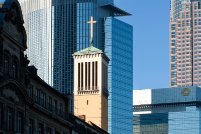 Der Turm der Matthäuskirche in der Hohenstaufenstr. 33 in Frankfurt