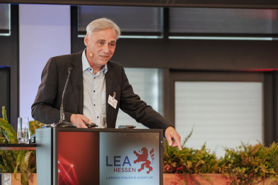 Dr. Jens Krumb von der GLU spricht an einem Stehpult auf einer Bühne beim Geothermie Forum 2023.