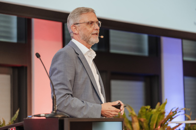 Einführung Prof. Dr. Thomas Schmid, Hessisches Landesamt für Naturschutz, Umwelt und Geologie Geothermie Forum 2023: Prof. dr. Thomas Schmid vom HLNUG am Rednerpult.