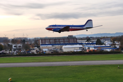 Flugzeug knapp über dem Boden