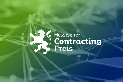 Weißer Löwe und "Hessischer Contracting Preis" in weiß  vor einem grünblauen Hintergrund mit vernetzten Linien.