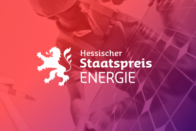 Logo des Hessischen Staatspreises Energie in weißer Schrift mit einem Löwen, im Hintergrund das Motiv eines Arbeiters mit einem Solarmodul in Rottönen.