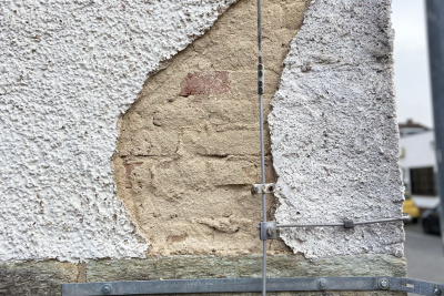 Fehlender Putz an einer Außenwand