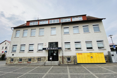 Frontansicht des Rathauses Steinbach