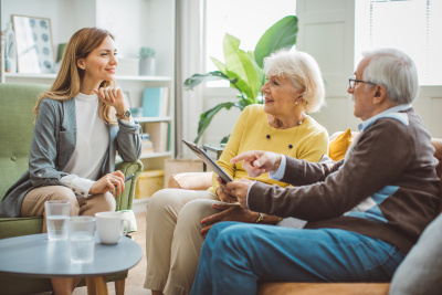 Energieberatung mit Seniorenpaar im Wohnzimmer