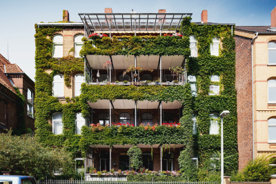 Außenansicht eines Wohngebäudes mit begrünter Fassade