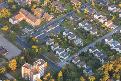 Stadtansicht in der unteren Rhein Region von Deutschland, Siedlung von Mehrfamilienh&auml;usern aus der Vogelperspektive.