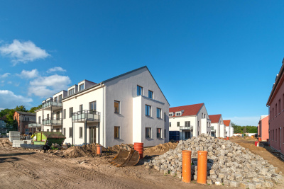 Baustelle Neubau Einfamilienhaus in einer Siedlung.