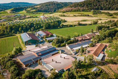 Das Bild zeigt den Mustergeflügelhof Leonhard Häde als Luftbildaufnahme mit umgebender Natur.