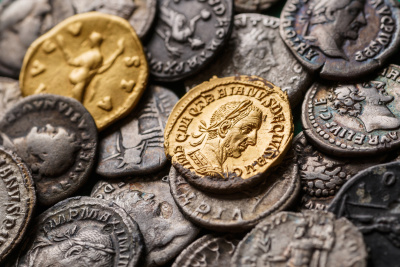 Einige historische Münzen.