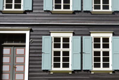 Beispiel für denkmalgerechte Instandsetzung von Tür und Fenstern an einem Haus.