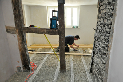 Im Fachwerkmusterhaus Wanfried wird der neue Dielenboden verlegt.