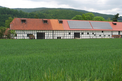 Eine PV-Anlage auf einer historischen Scheune.