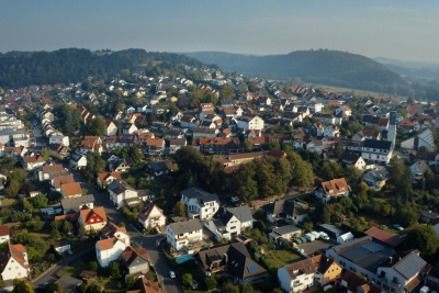Luftaufnahme einer hessischen Kommune im l&auml;ndlichen Raum