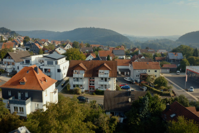 Luftaufnahme einer hessischen Kommune im ländlichen Raum mit Solaranlagen auf Dächern
