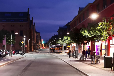 Straße bei Nacht mit LED-Straßenbeleuchtung.