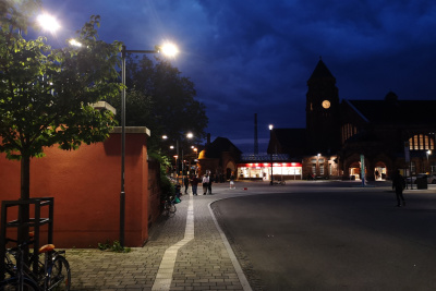 LED-beleuchtete urbane Straße bei Dunkelheit