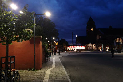 Eine dunkle Straße mit LED-Straßenbeleuchtung
