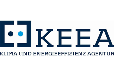 Logo der Klima und Energieeffizienz Agentur GmbH in dunkelblau mit Symbol einer eckigen Steckdose.
