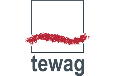 Logo der tewag in grauer Schrift mit einem Quadrat, durch das eine breite rote Wellenlinie läuft.