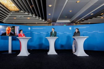 Mehrere Moderatoren an Stehtischen bei der Konferenz Klima Kommunal 2021.