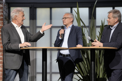 3 Männer diskutieren auf der Bühne beim Mobilitätskongress 2023.